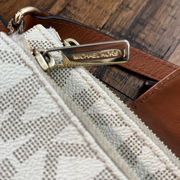 Michael Kors Fulton Large Crossbody Vanilla with gold hardware all over monogram - Picture 10 of 16